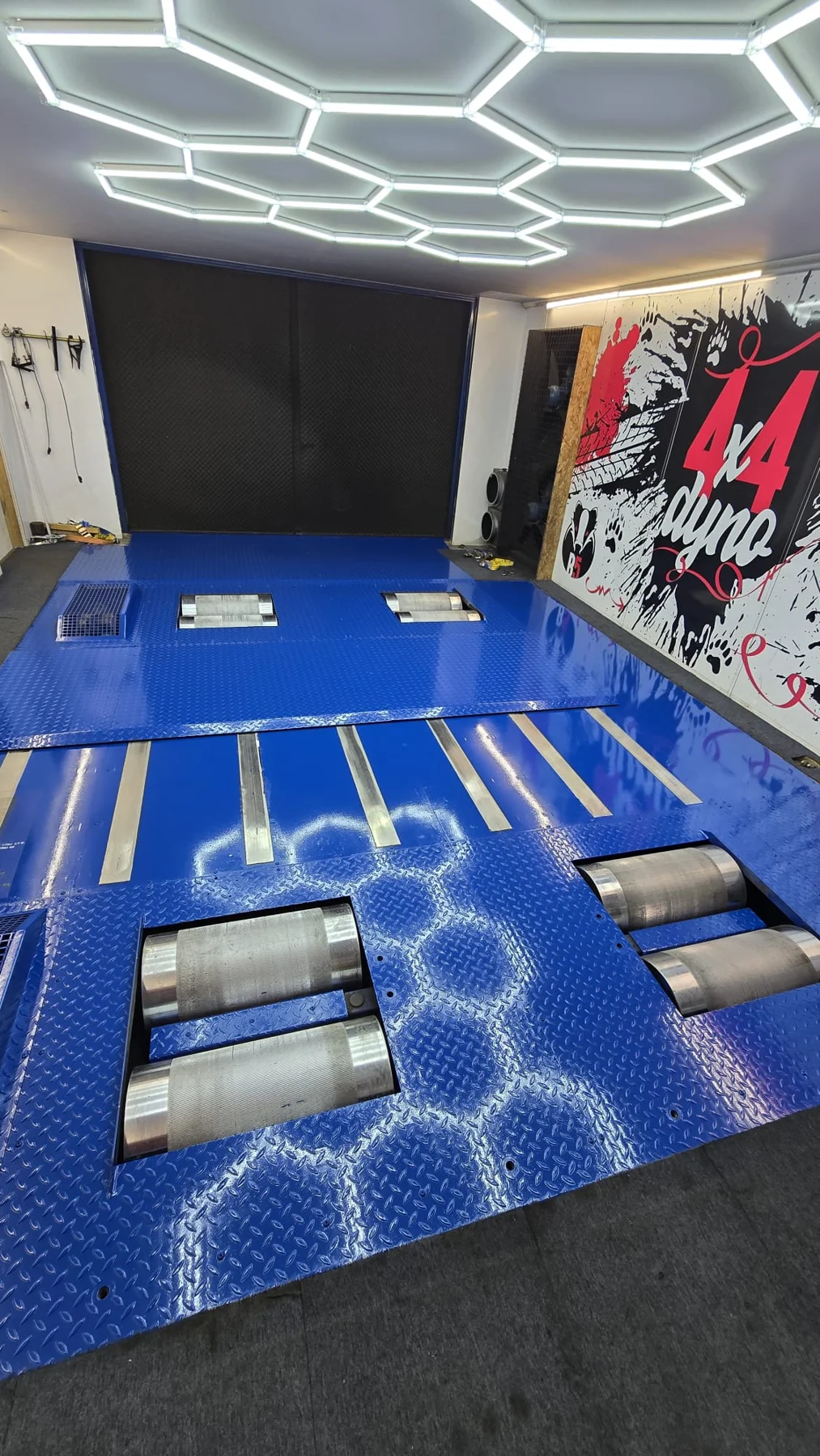 Close view of the front and rear rolling-road rollers